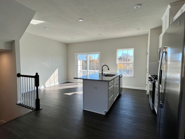 Building Photo - 67 Hewstone Ct