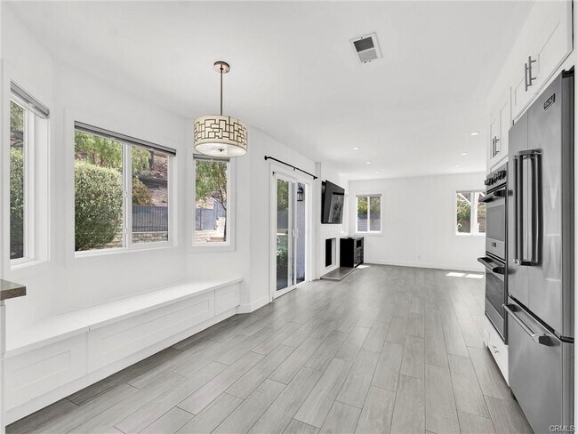 Building Photo - 10900 Meseta Dr