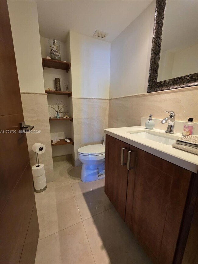 Building Photo - 9225 Collins Ave