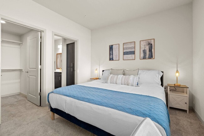 Building Photo - 711 W Broadway Rd