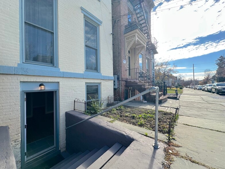 Building Photo - 202 Grand St