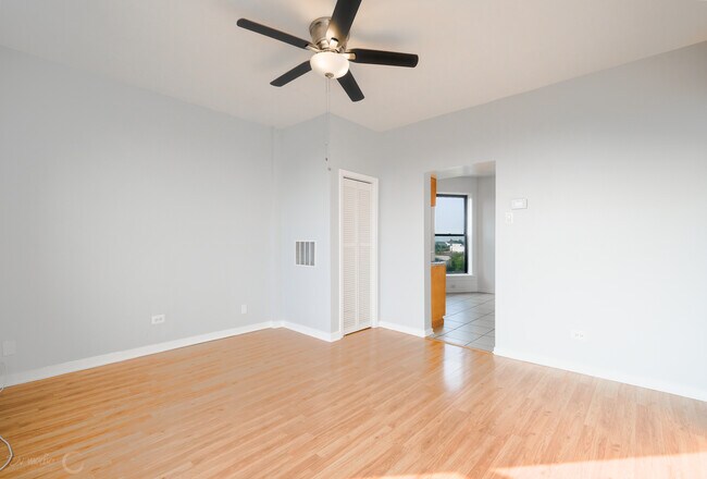 Building Photo - 2418 N Clybourn Ave