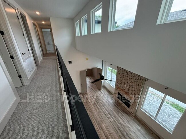 Building Photo - 722 Ellwood Ave