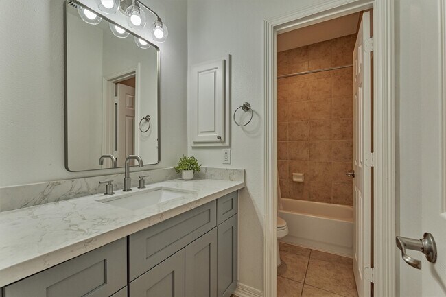 Building Photo - 94 Oriel Oaks Cir