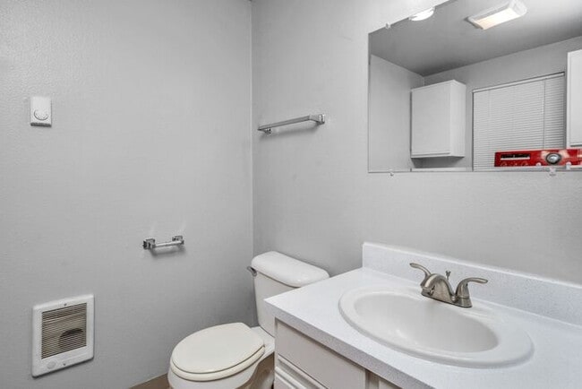 Building Photo - Large 2 bed 1.5bath townhouse