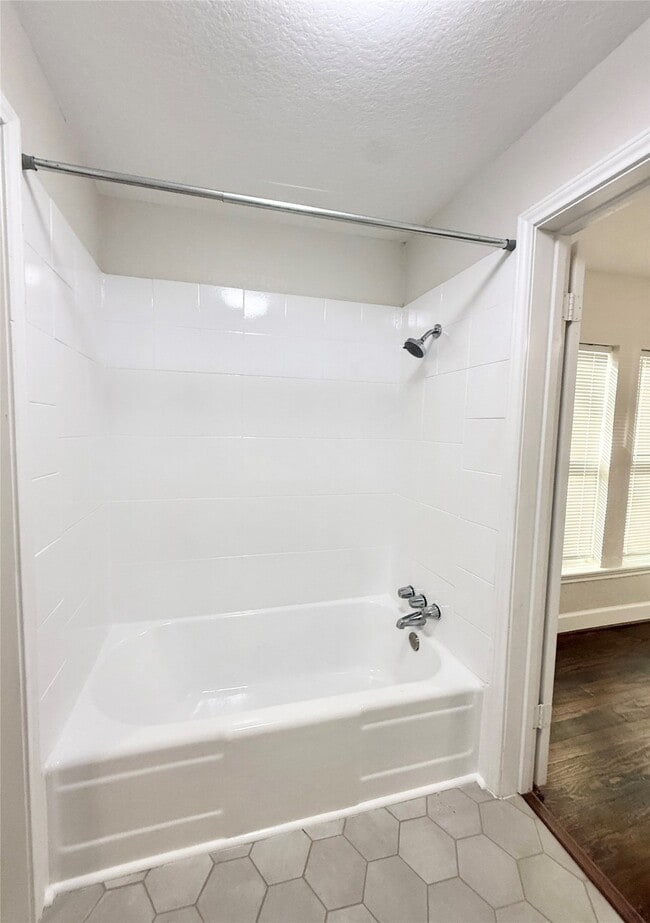 Building Photo - 620 E Magnolia St