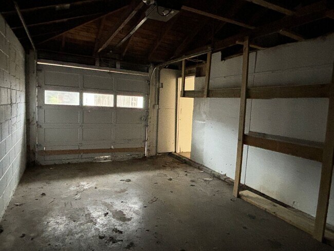 Building Photo - AVAILABLE NOW! Charming 2-Bed, 1-Bath Single-Family Home in Indianapolis!