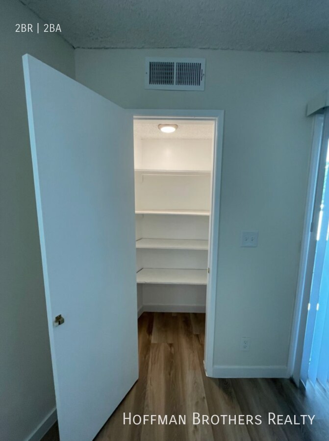 Building Photo - 6039 Whitsett Ave