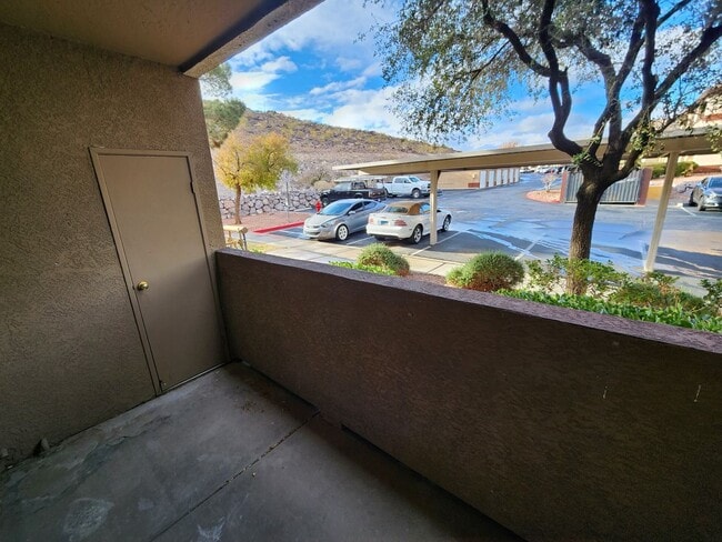 Building Photo - Fantastic, well maintained 2 bedroom condo.