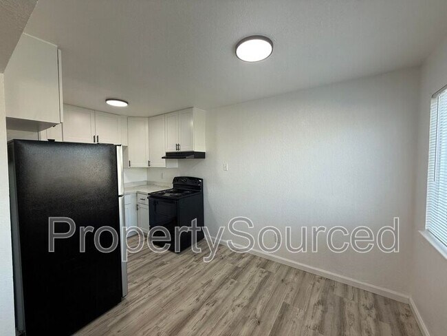 Building Photo - 911 E H St