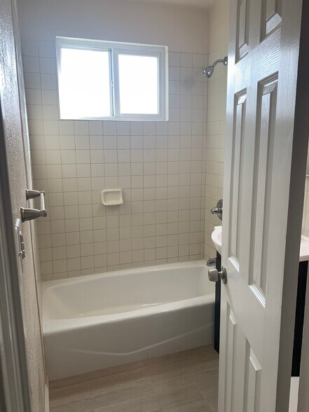 Building Photo - 342 E 84th St