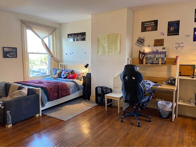 Building Photo - 4047 Spruce St