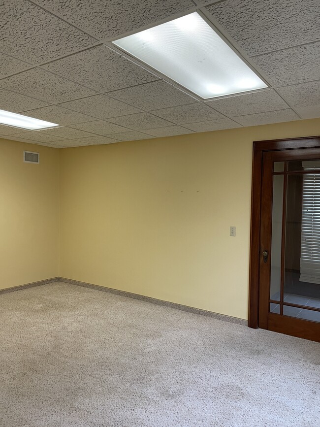 Building Photo - 115 E Broadway St