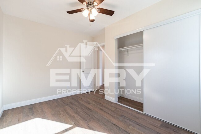 Building Photo - 920 E Elma St