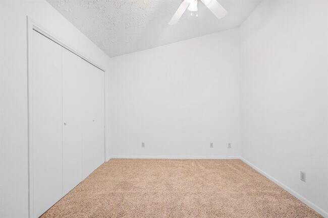 Building Photo - 421 W San Antonio St