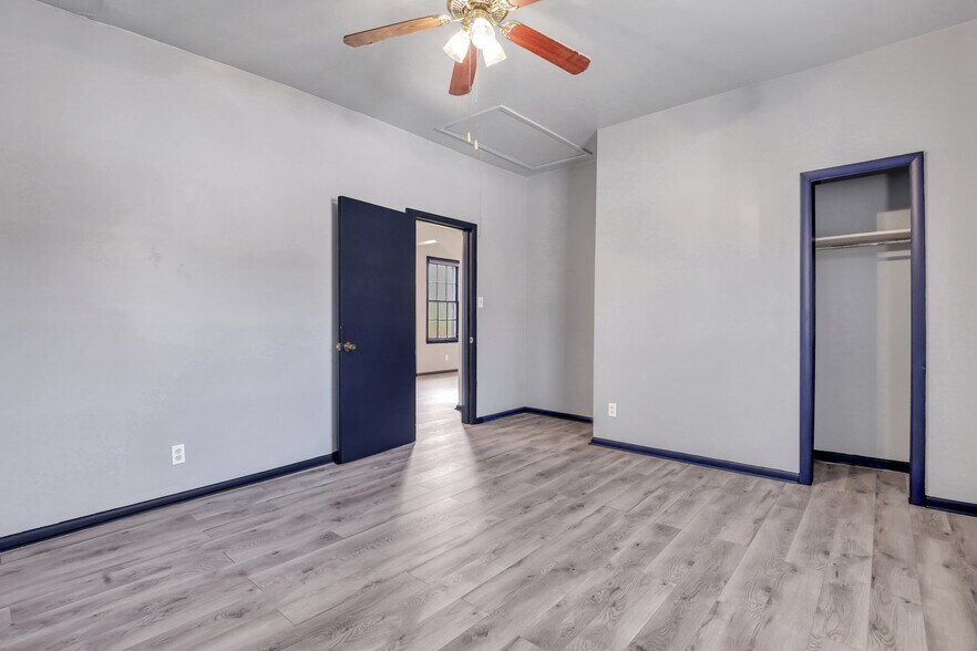 Building Photo - 1008 W 52nd St