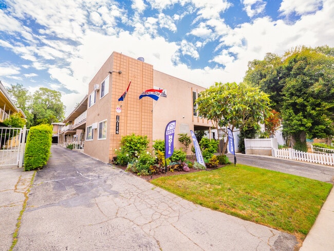 Building Photo - 15114 Dickens St.