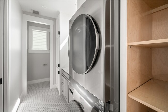 Building Photo - 323 E 24th St