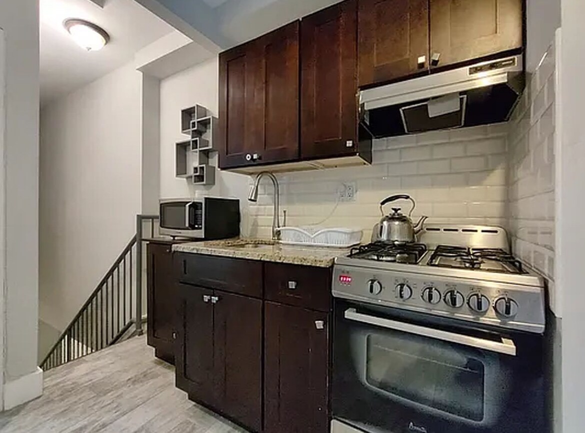 Building Photo - 556 W 161st St