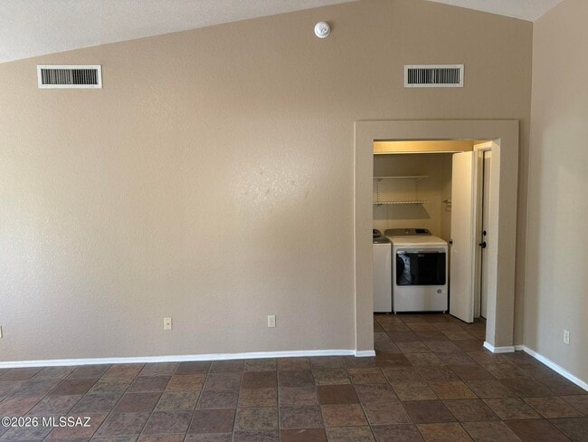 Building Photo - 3002 W Country Ranch Dr