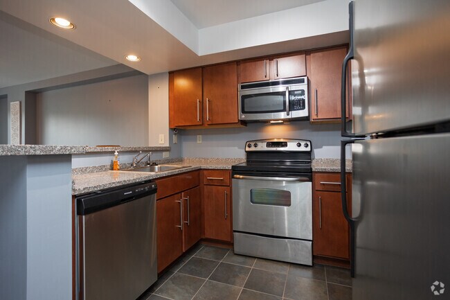 3BR, 2BA - 1,050SF - Kitchen - Lake Plaza