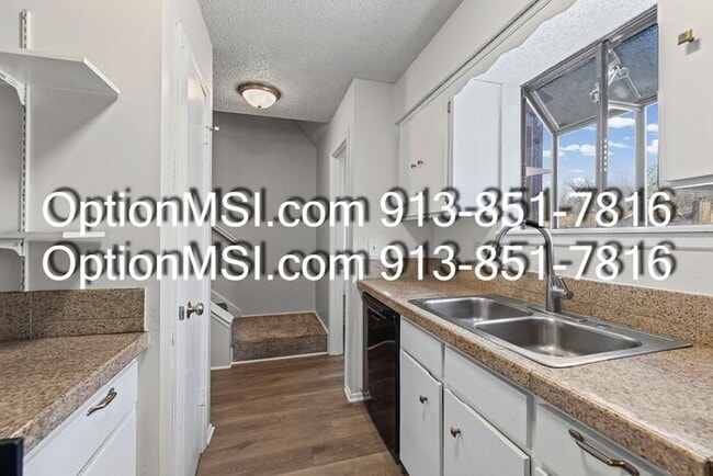 Building Photo - Minutes from KU MED~