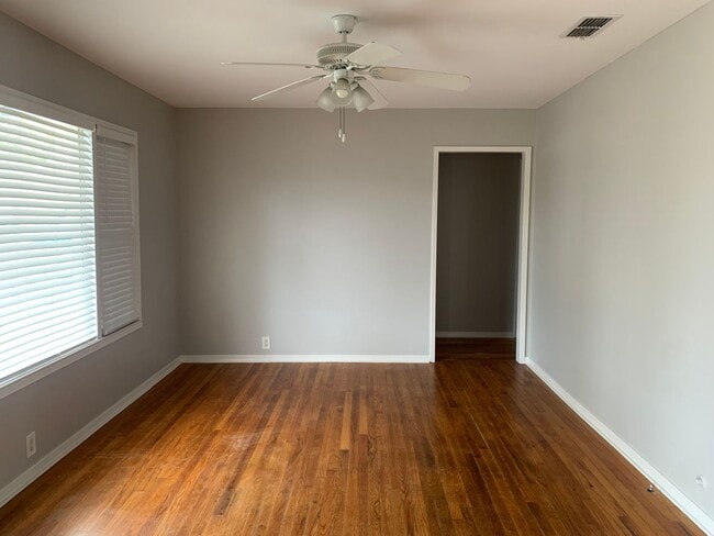 Building Photo - 726 Sheridan Dr