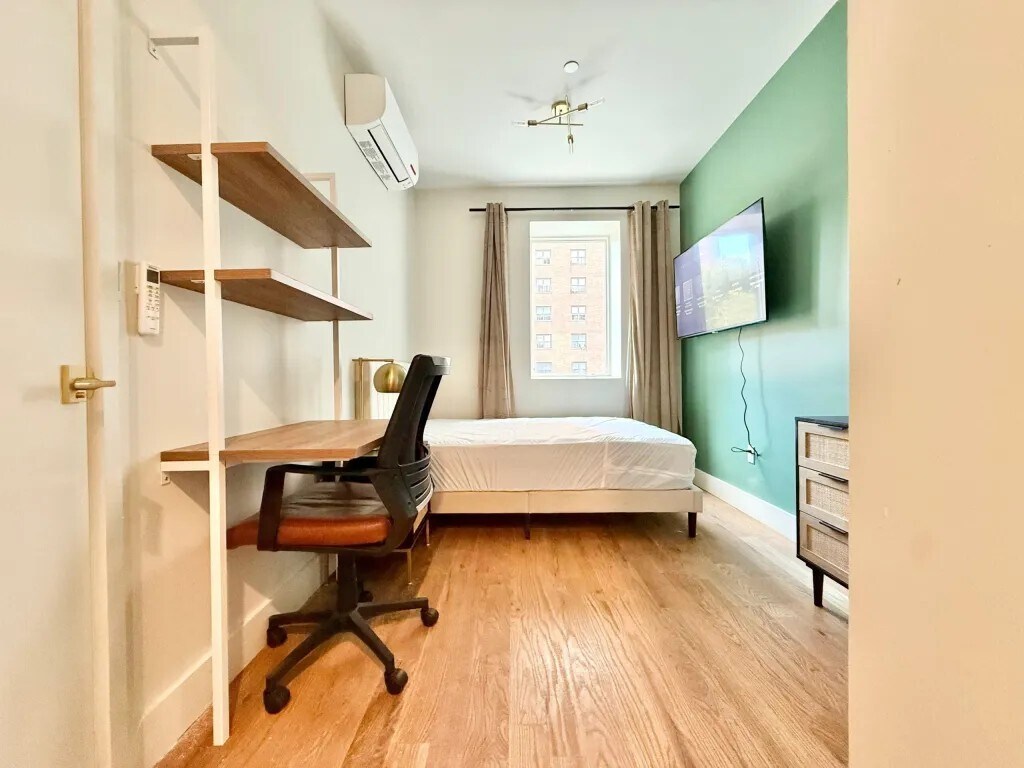 Building Photo - Furnished room/NOT APARTMENT