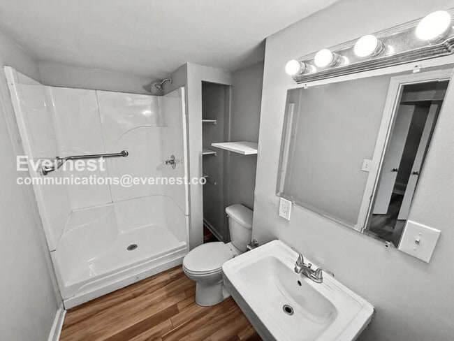 Building Photo - 4 Bed/1 Bath Home with On-Street Parking / Pet-Friendly / Vouchers Accepted / Available Now!