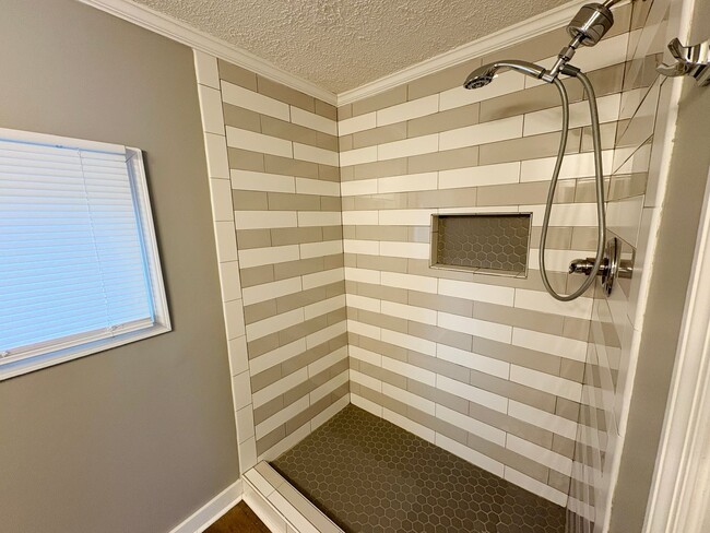 Building Photo - 2 Bedroom and 1 Bath Cottage with private parking and large back yard.