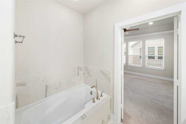 Building Photo - 420 W 28th St