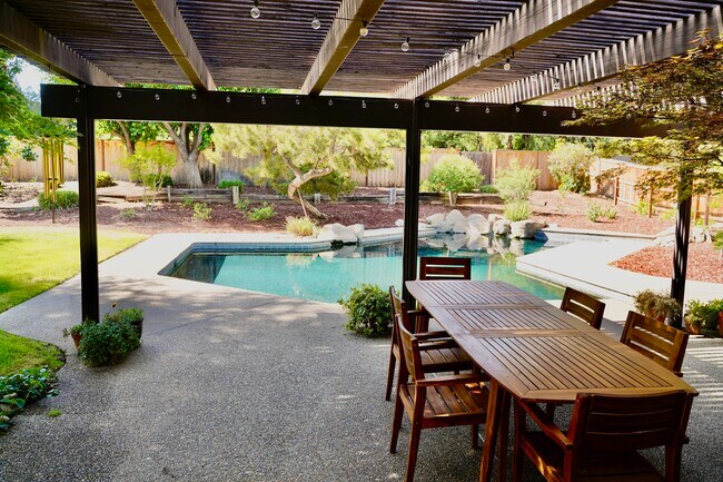 Building Photo - 836 E Serena Ave