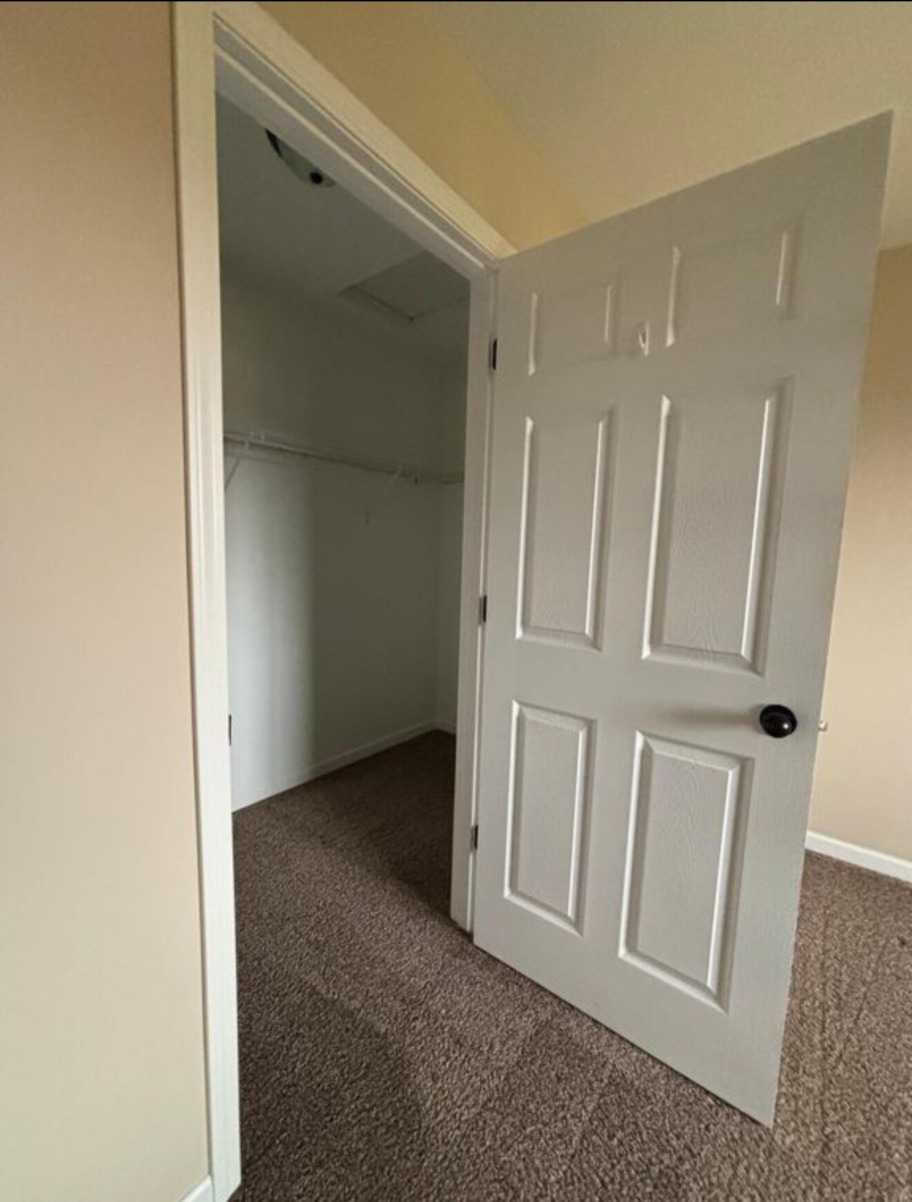 Building Photo - 423 E Cheyenne St