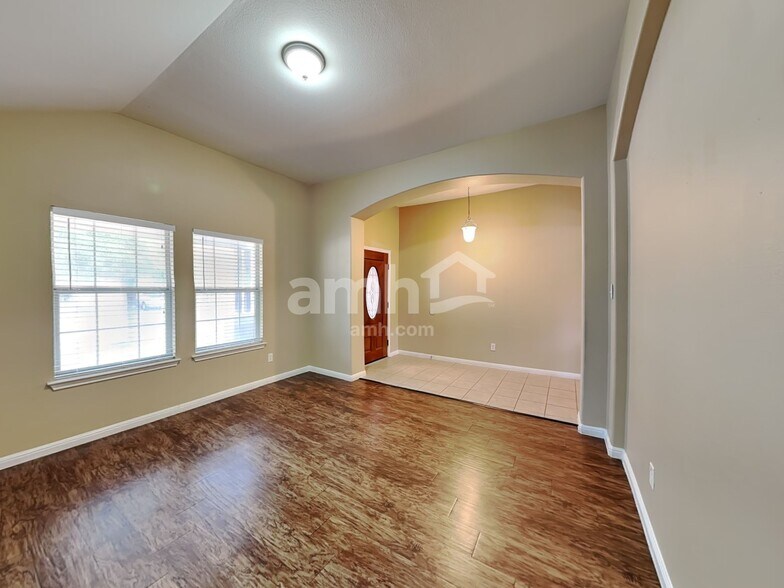 Building Photo - 18505 Sandy Bottom Dr