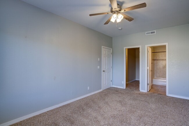 Building Photo - 2 bedroom Townhome w/Garage in Gated Commu...