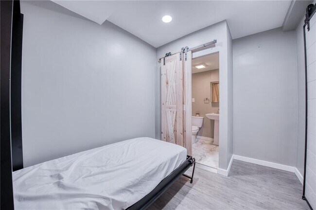 Building Photo - 320 Fort Duquesne Blvd