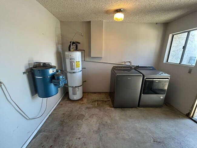 Building Photo - 5402 Villas Dr
