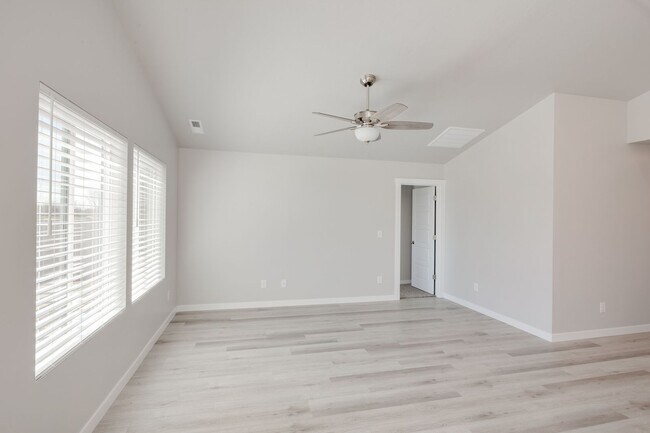 Building Photo - Open Concept Living!