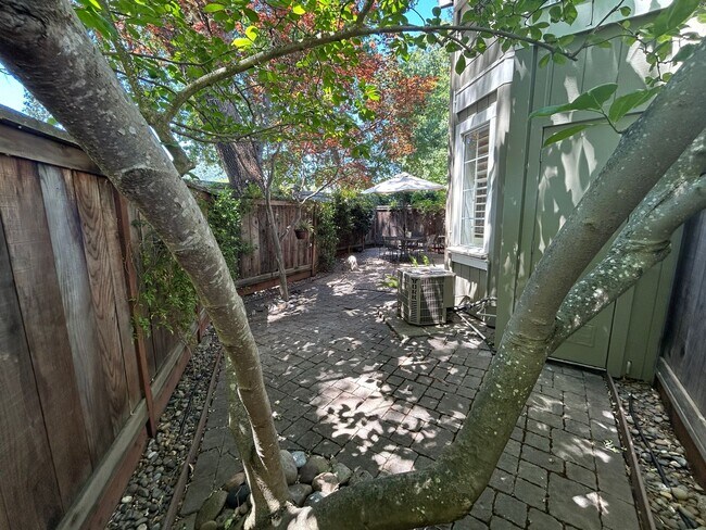 Building Photo - Beautiful 2 Bed, 2 Bath Single Story Condo...