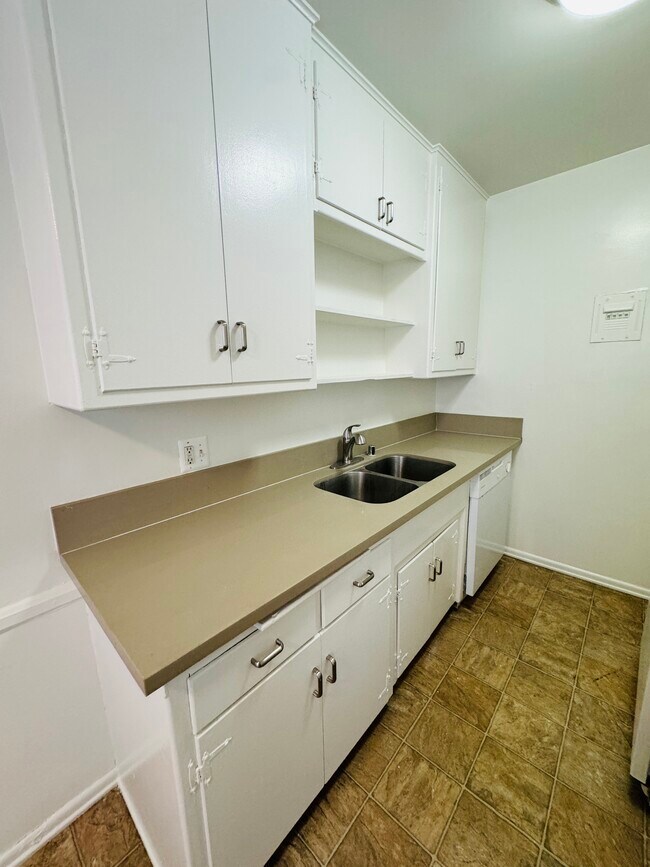Unit 3 Kitchen - 817 N Las Palmas Ave