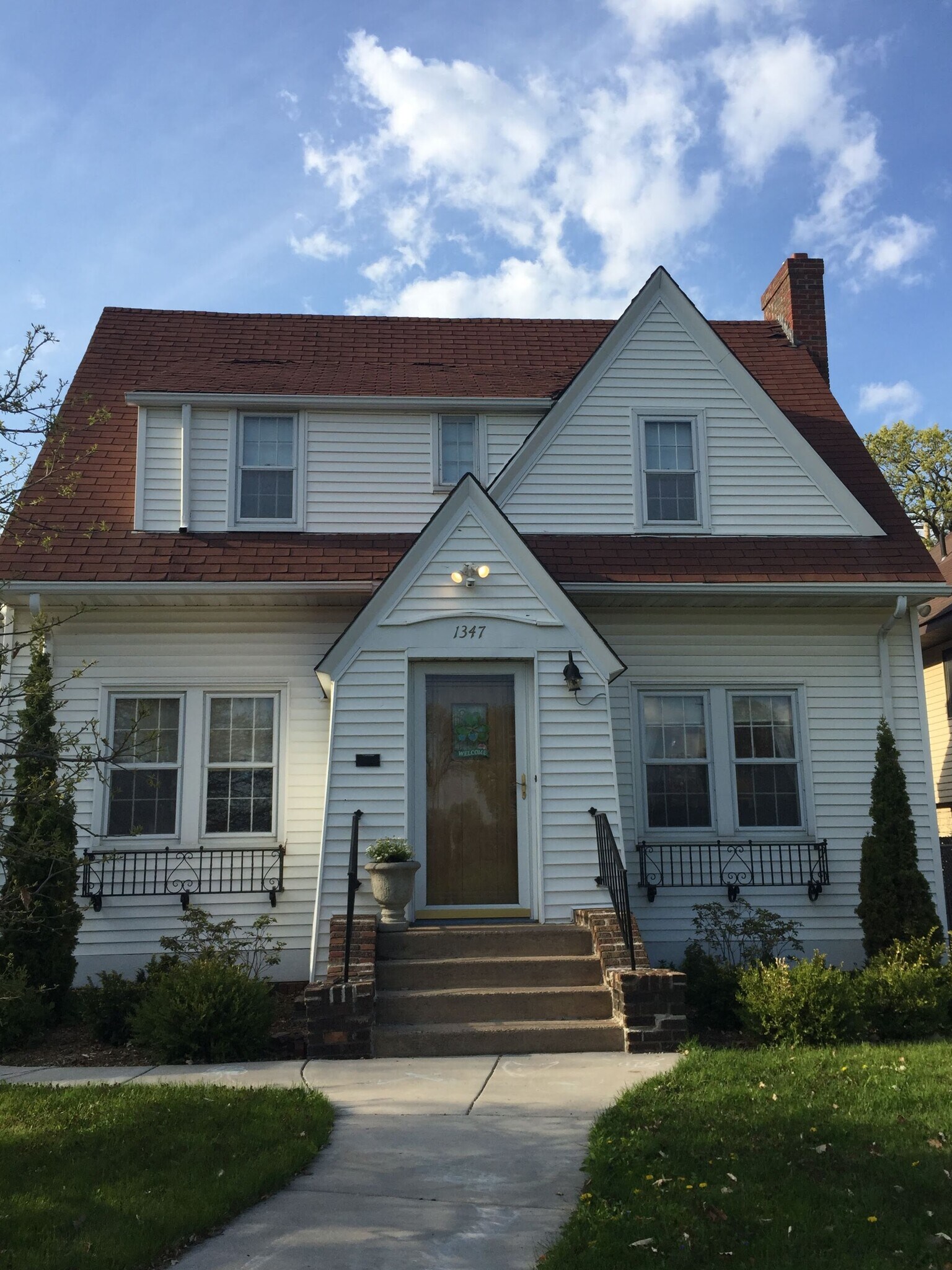 Welcome home! - 1347 W Highland Pkwy