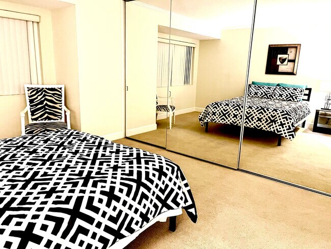 Building Photo - 8604 Via Mallorca