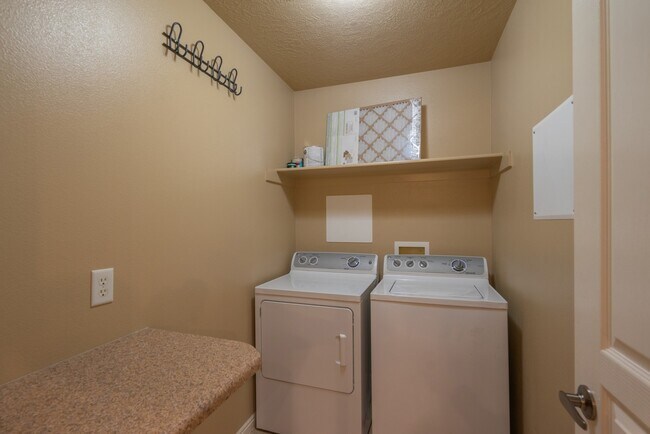 Building Photo - Dog Friendly 3 Bedroom Home In Painted Desert