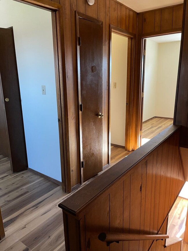 Building Photo - 3 BEDROOM 1.5 BATHROOM TOWNHOUSE FOR RENT