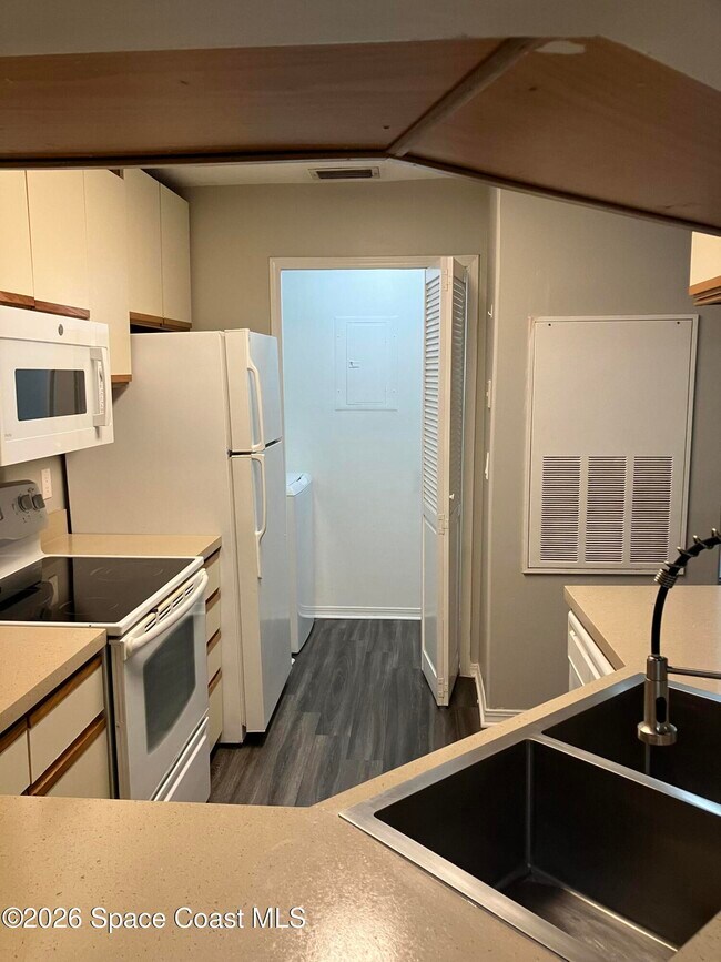 Building Photo - 7667 N Wickham Rd