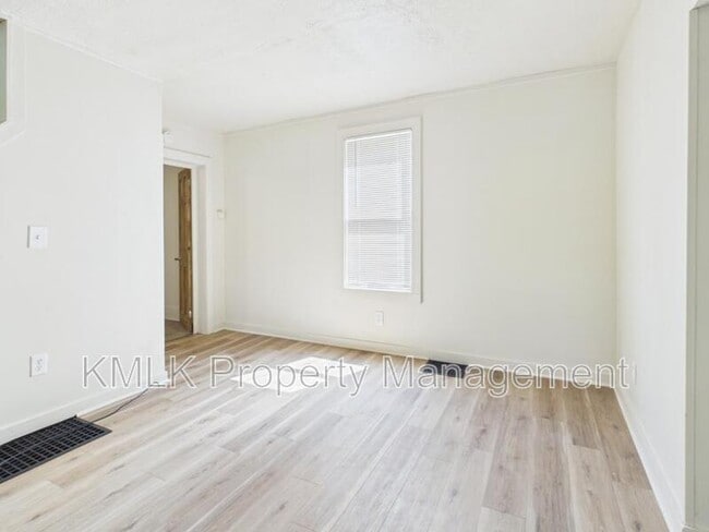 Building Photo - 534 Gage St