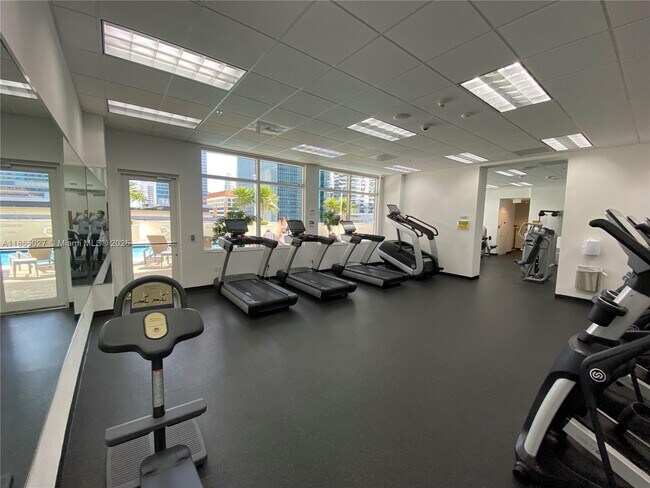 Building Photo - 1200 Brickell Bay Dr