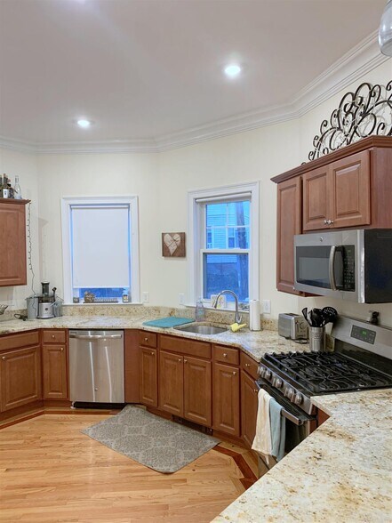 Primary Photo - 406 Medford St