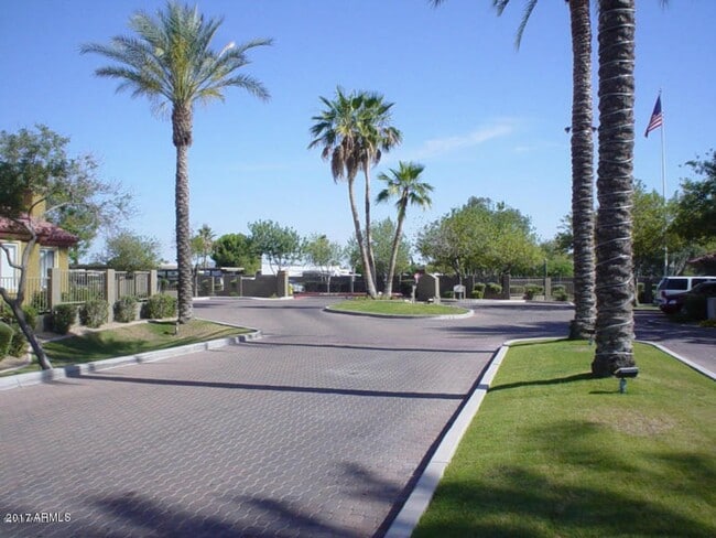 Building Photo - Charming 1 Bed 1 Bath Lower Level condo ++ Community Pool/SPA++Fitness Room