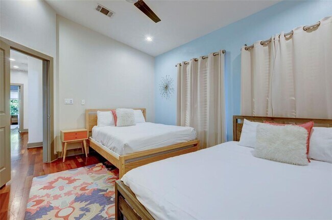 Building Photo - 602 W N Loop Blvd